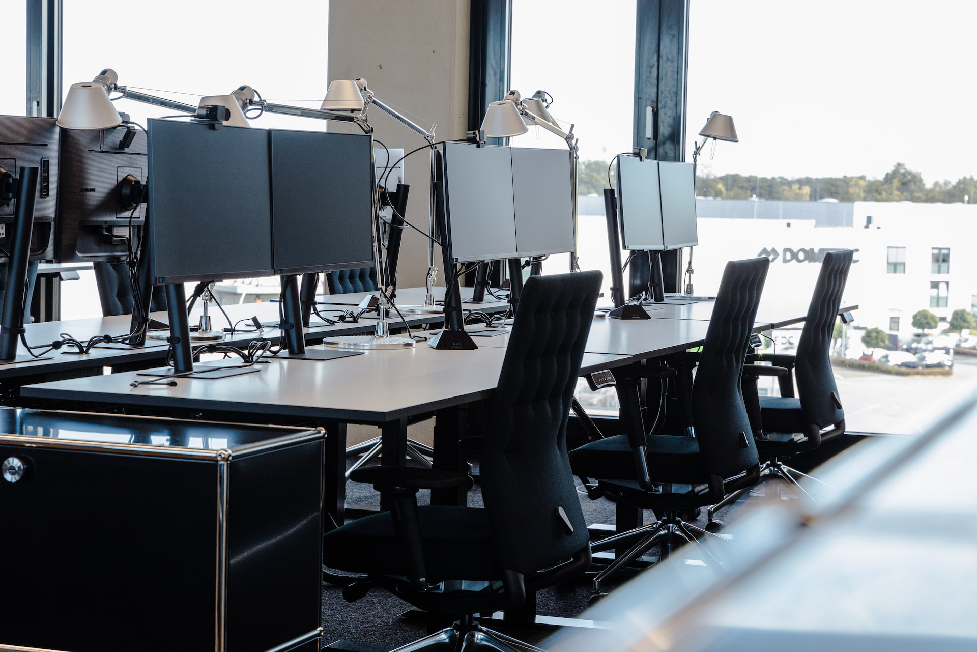 poste de travail moderne avec clavier sans fil et espace de bureau lumineux